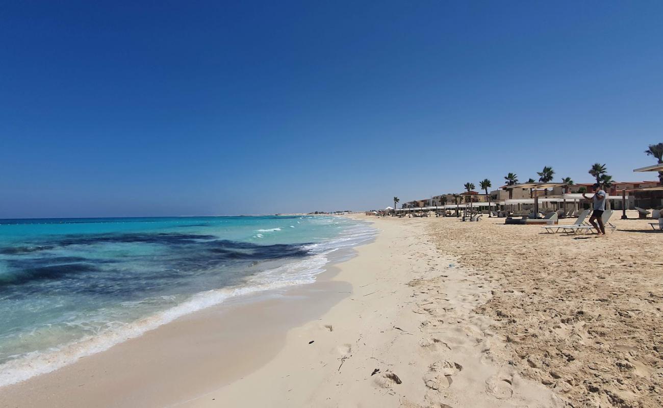 Photo de Marsa Baghush Beach avec sable fin et lumineux de surface