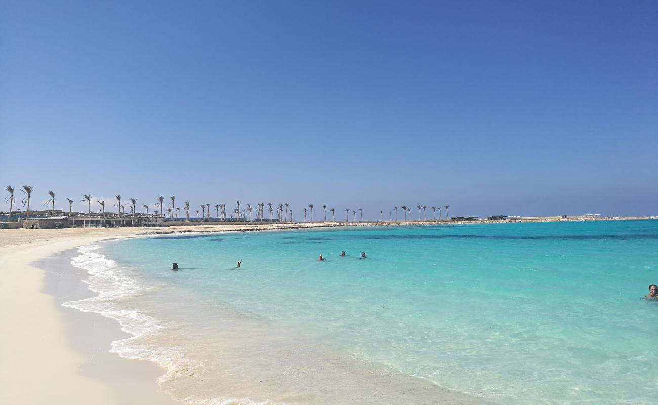 Photo de Caesar Sodic Beach avec sable fin et lumineux de surface