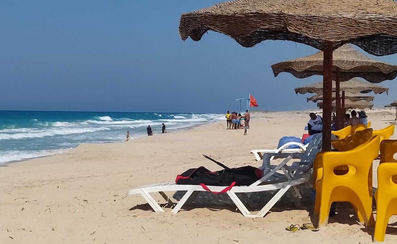 Photo de Rexyian Beach avec sable beige fin de surface