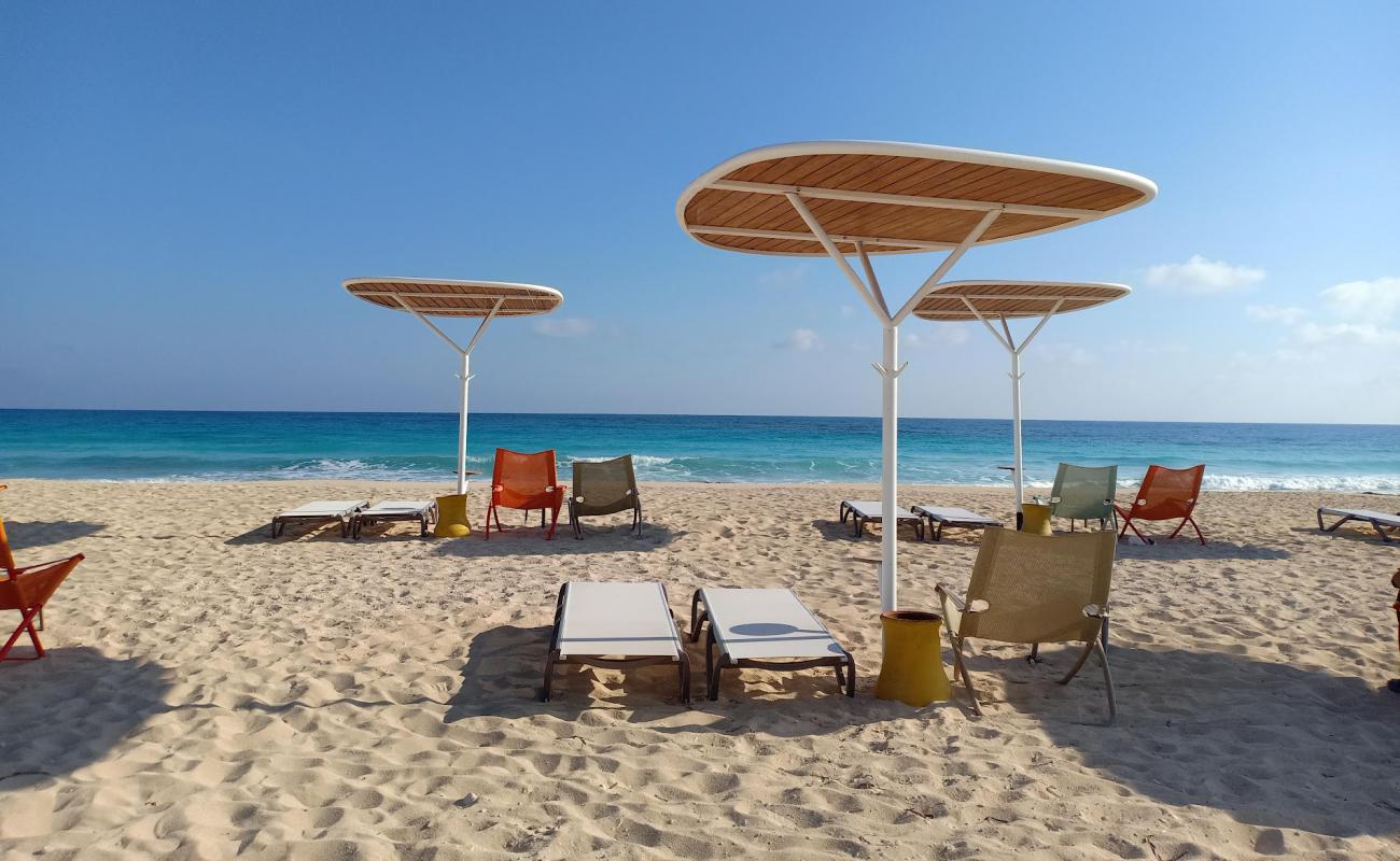 Photo de Amwaj Beach avec sable fin blanc de surface