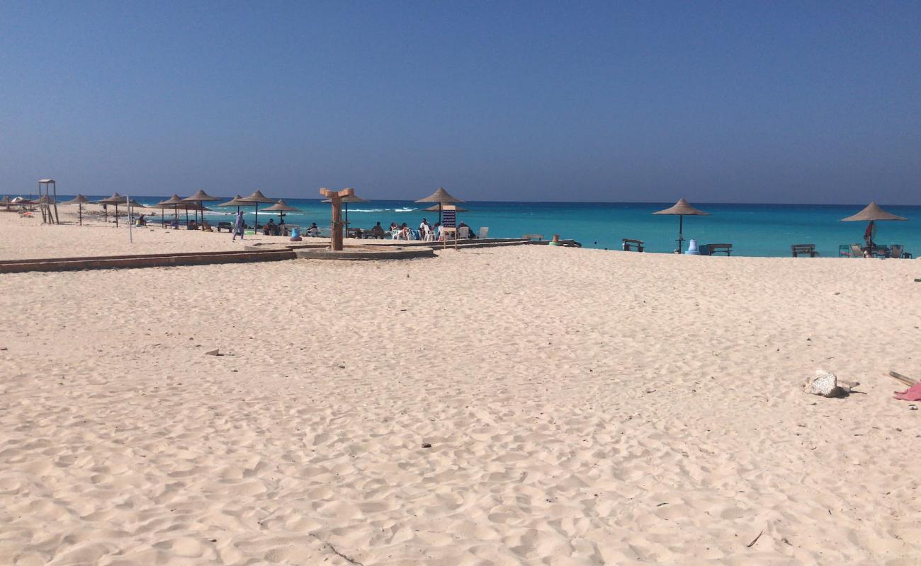 Photo de Farah Beach avec sable blanc de surface