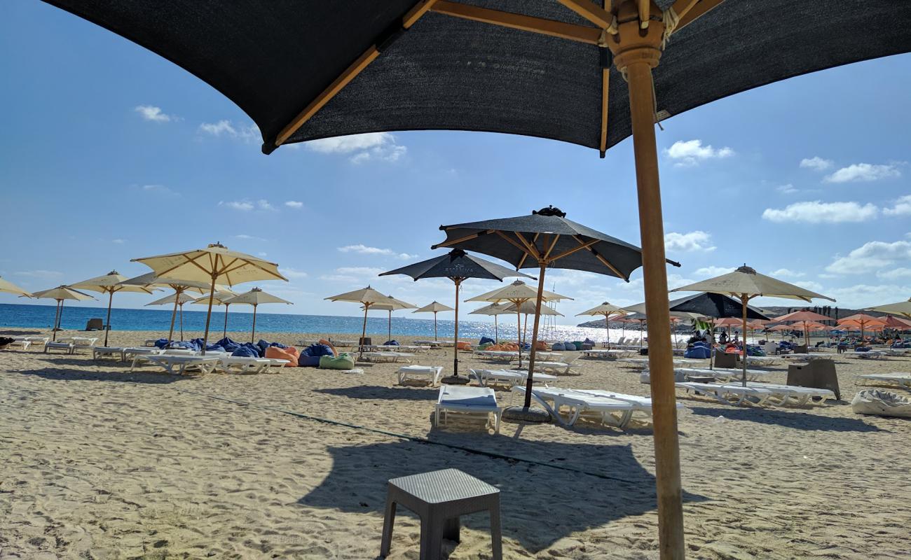 Photo de Pirates Beach Club avec sable fin blanc de surface