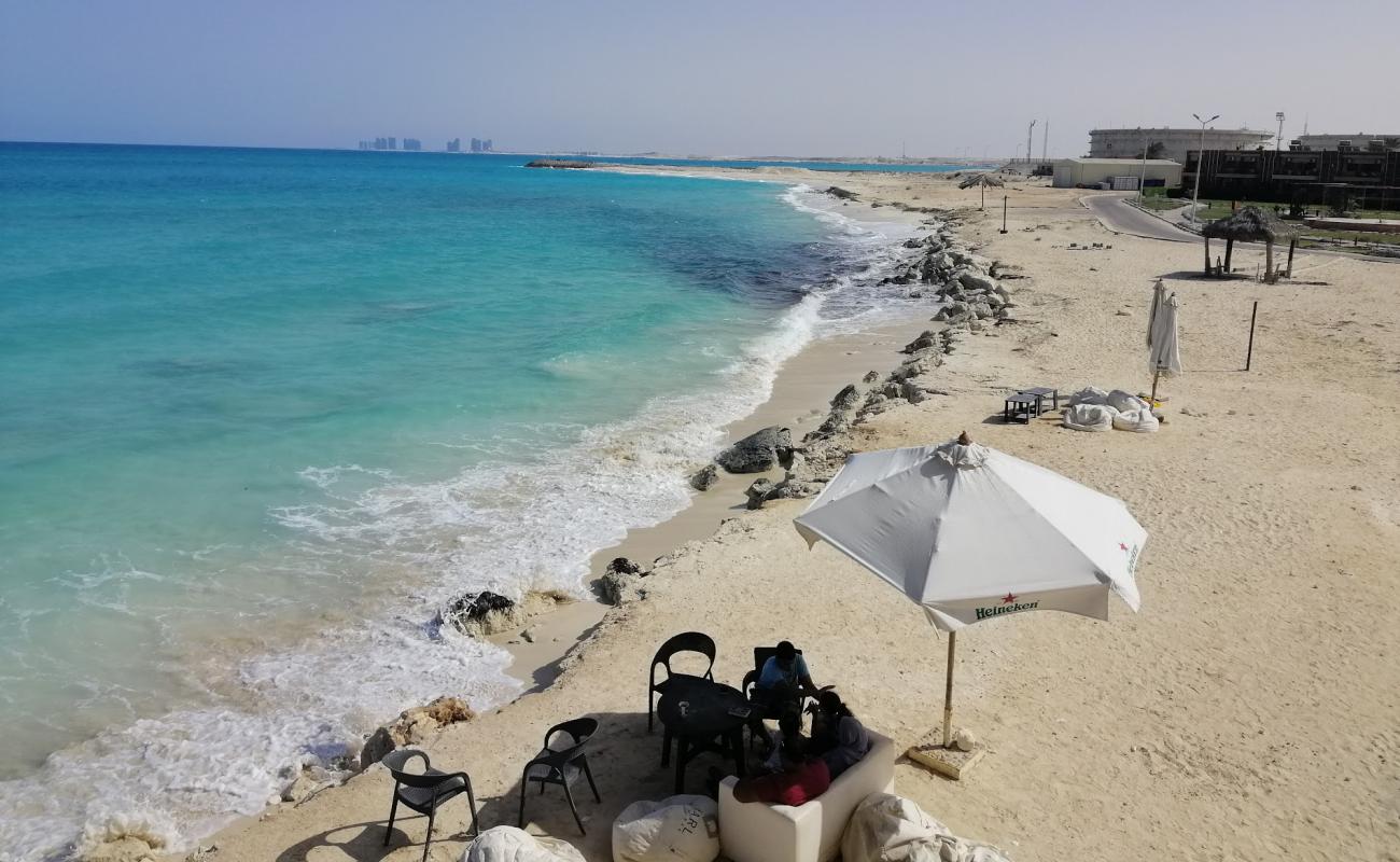 Photo de Al-Hamra Beach avec sable blanc de surface