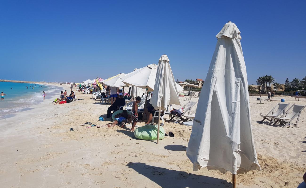 Photo de La Femme Beach avec sable fin blanc de surface