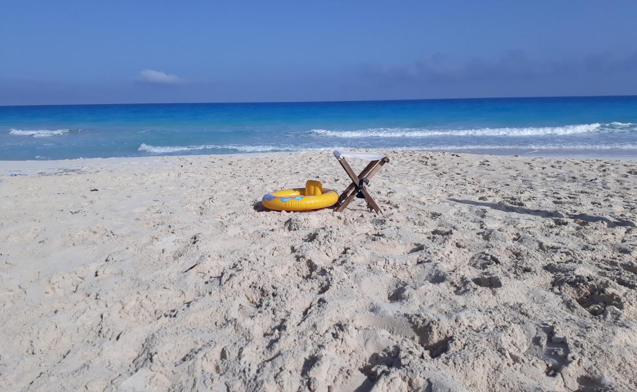 Photo de El-Rowad Beach avec sable fin blanc de surface