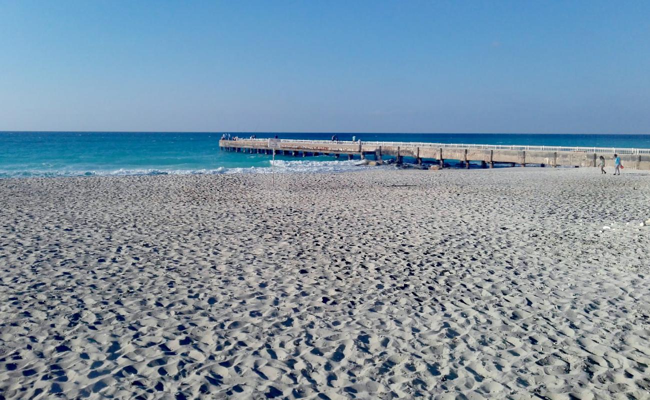 Photo de Marbella Beach avec sable fin blanc de surface