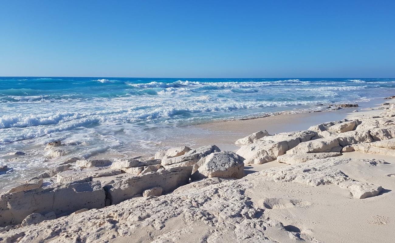 Photo de Paradise Beach avec sable fin blanc de surface