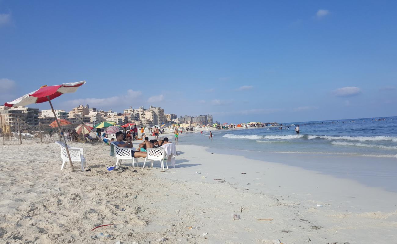 Photo de Al Bahri Public Beach avec sable fin blanc de surface