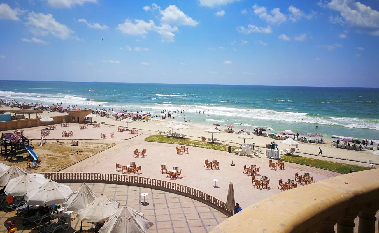 Photo de Al-Ajami Beach avec sable fin blanc de surface