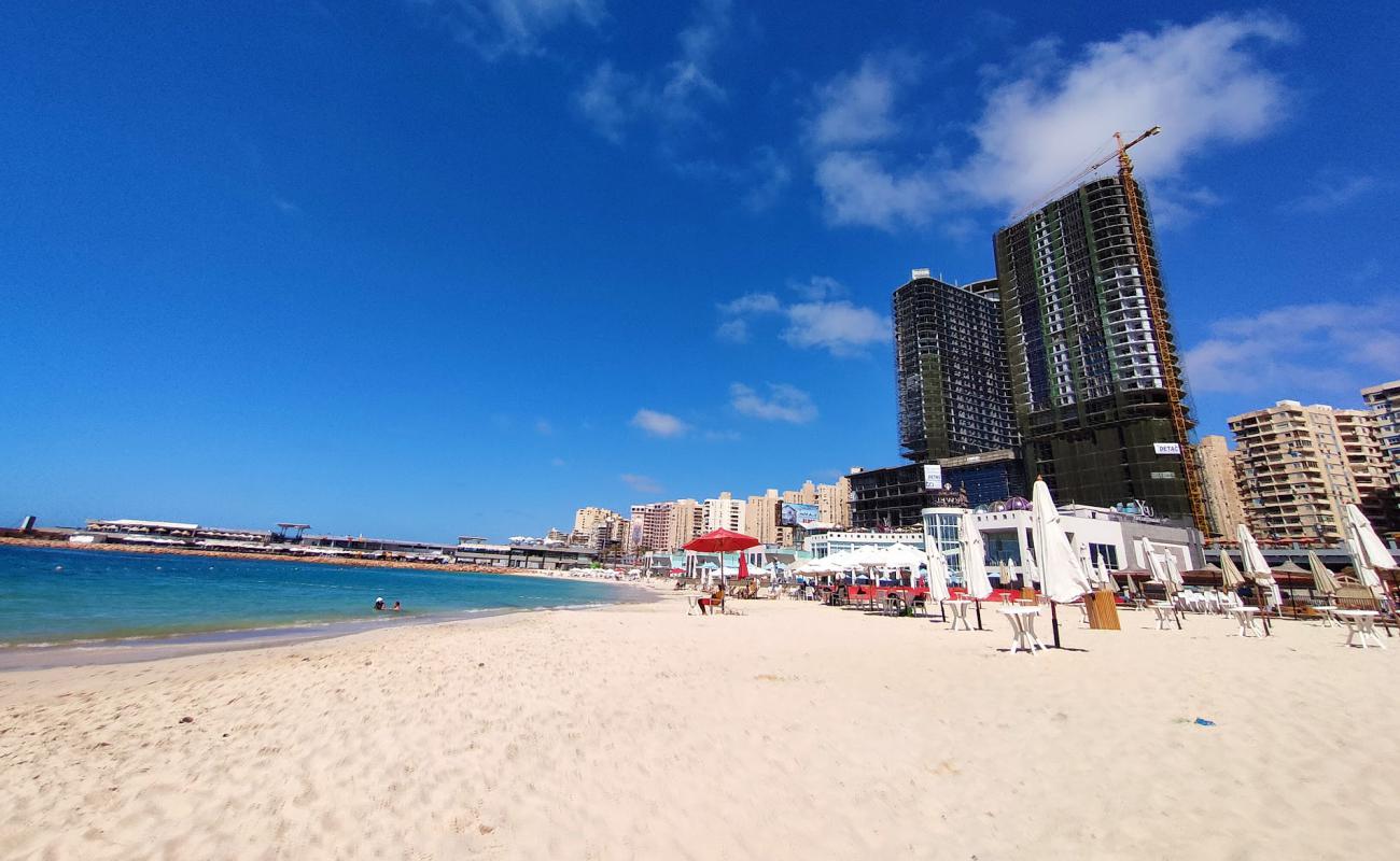 Photo de Golden Jewel Beach avec sable fin et lumineux de surface