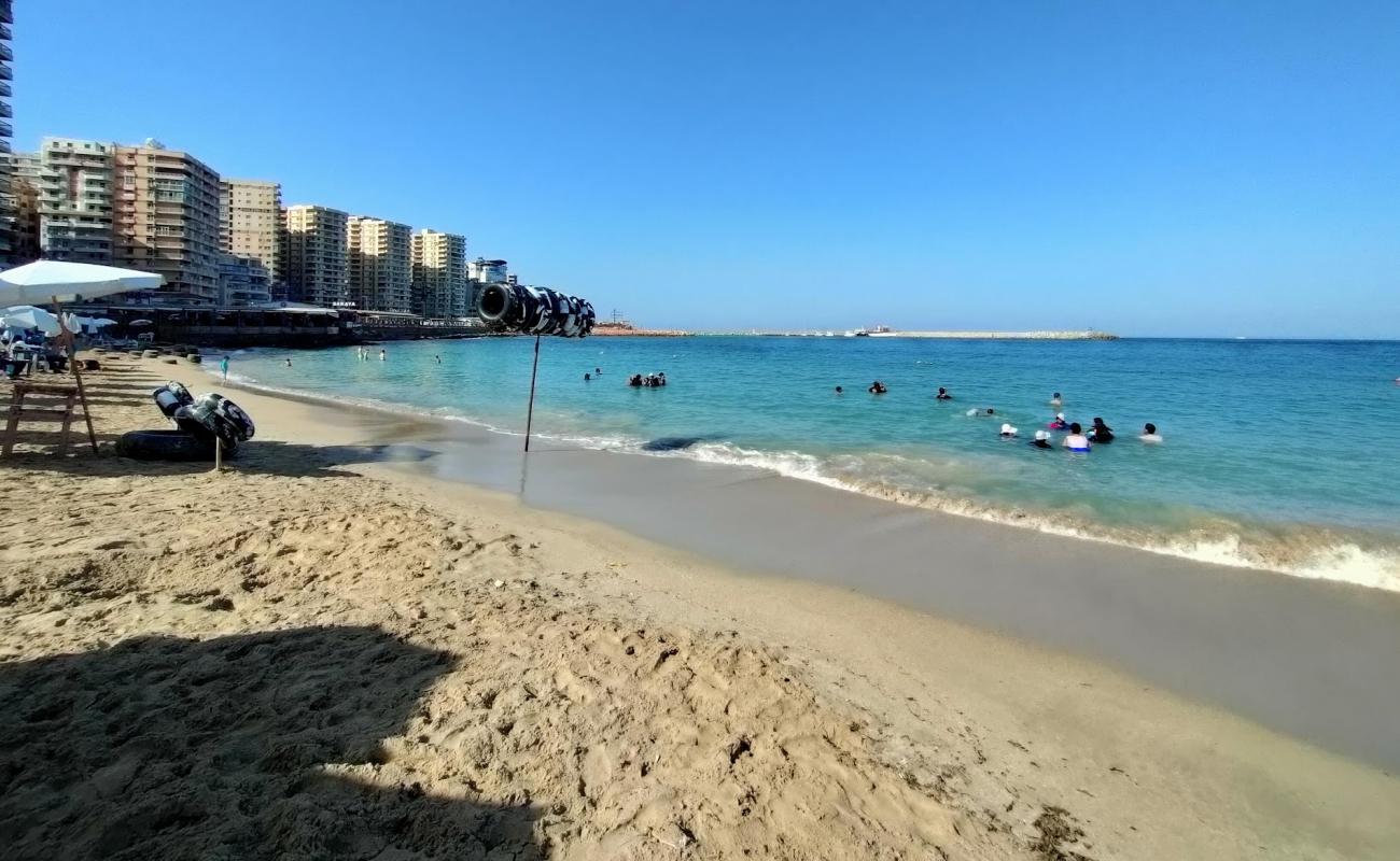 Photo de Saraya public beach avec sable lumineux de surface