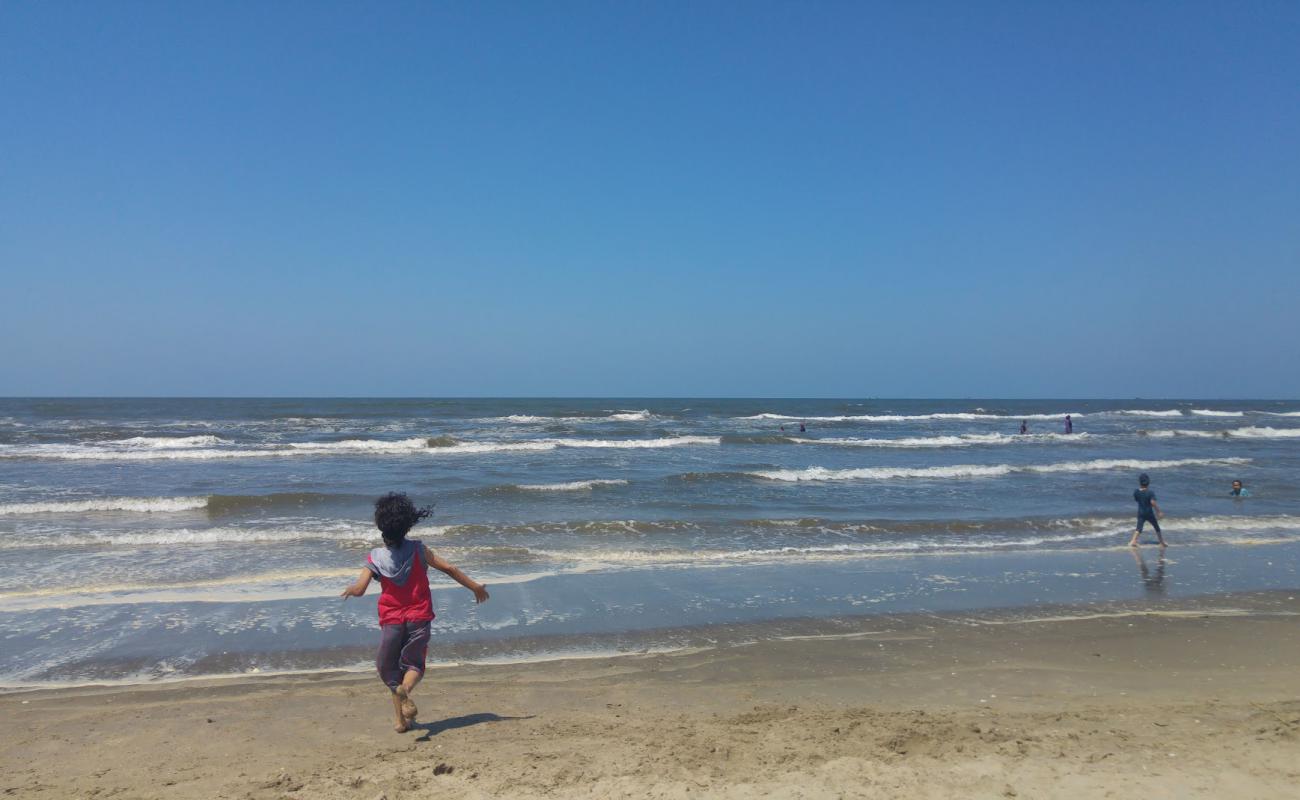 Photo de Umm Al-Ridha Beach avec sable lumineux de surface