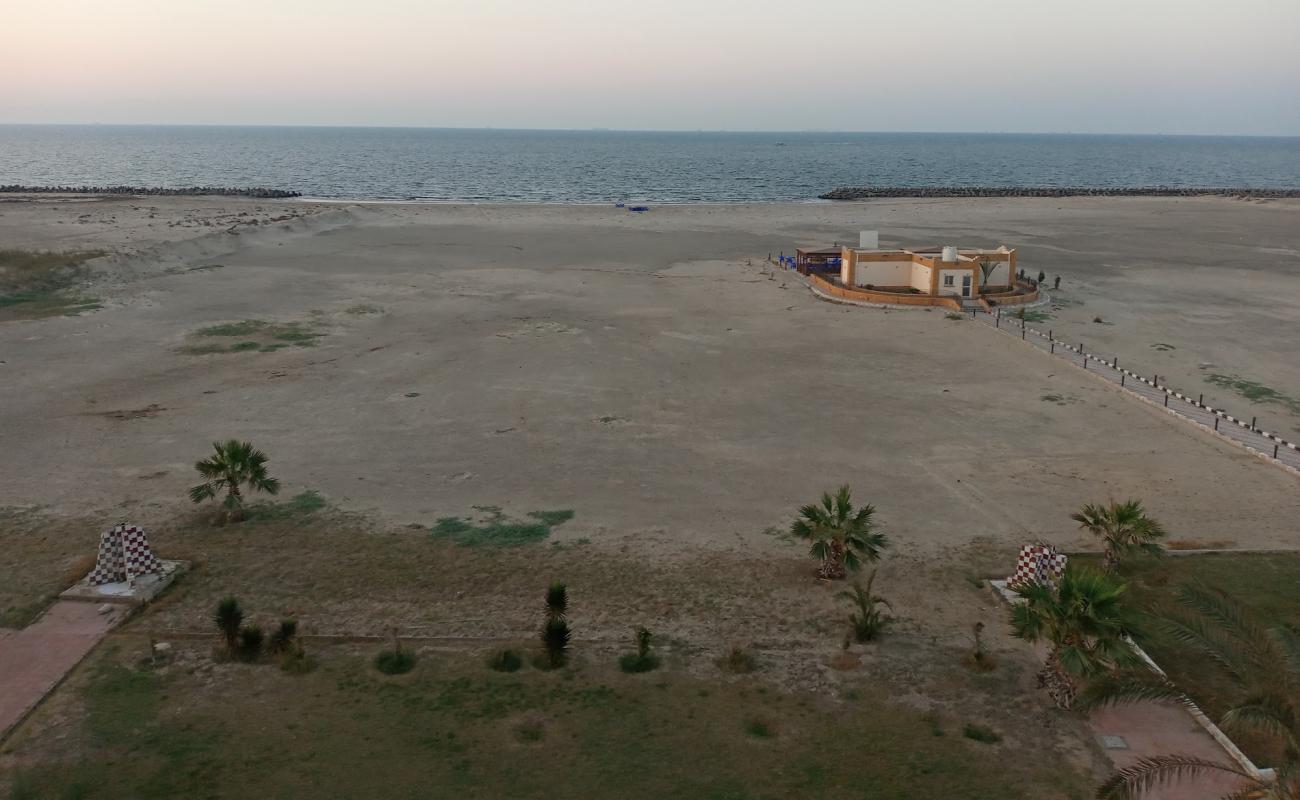 Photo de Al Abtal Beach avec sable lumineux de surface