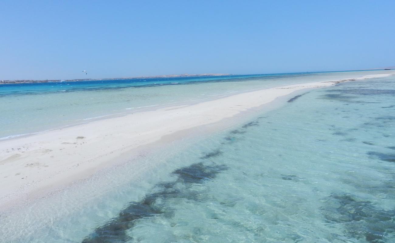 Photo de Salah island avec sable lumineux de surface