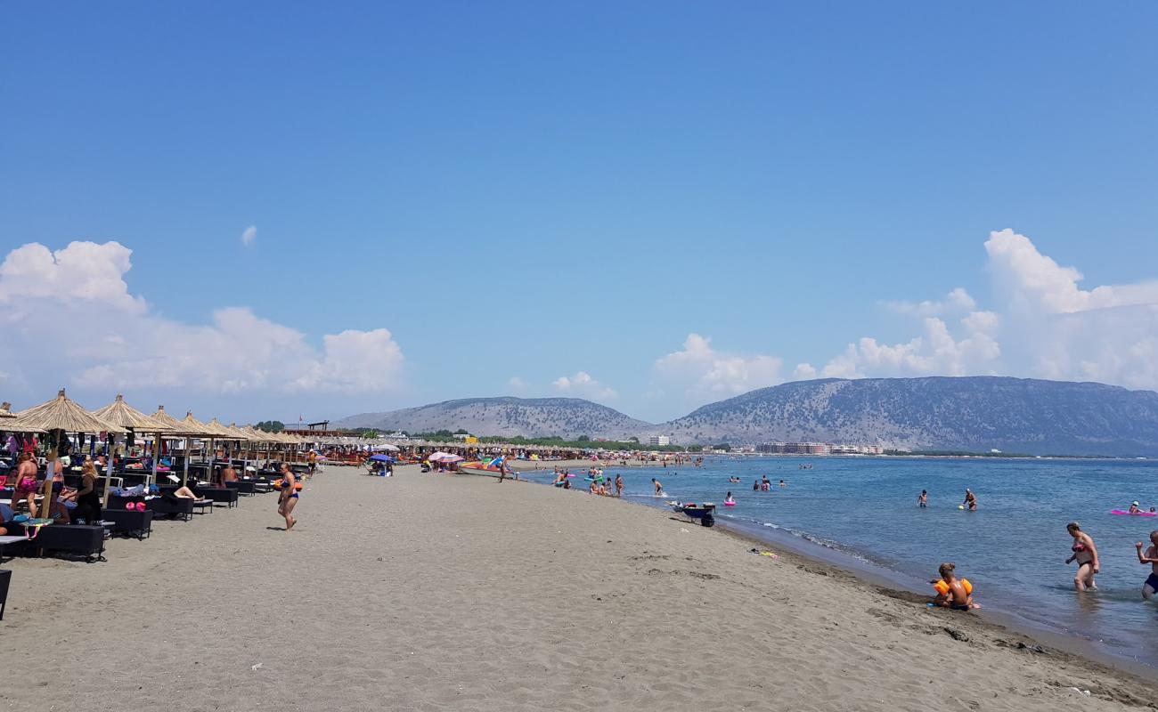 Photo de Plazhi Ada avec sable gris de surface