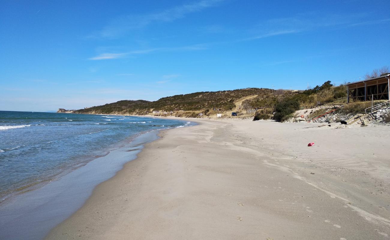 Photo de Qarku i Durresit beach avec sable beige de surface