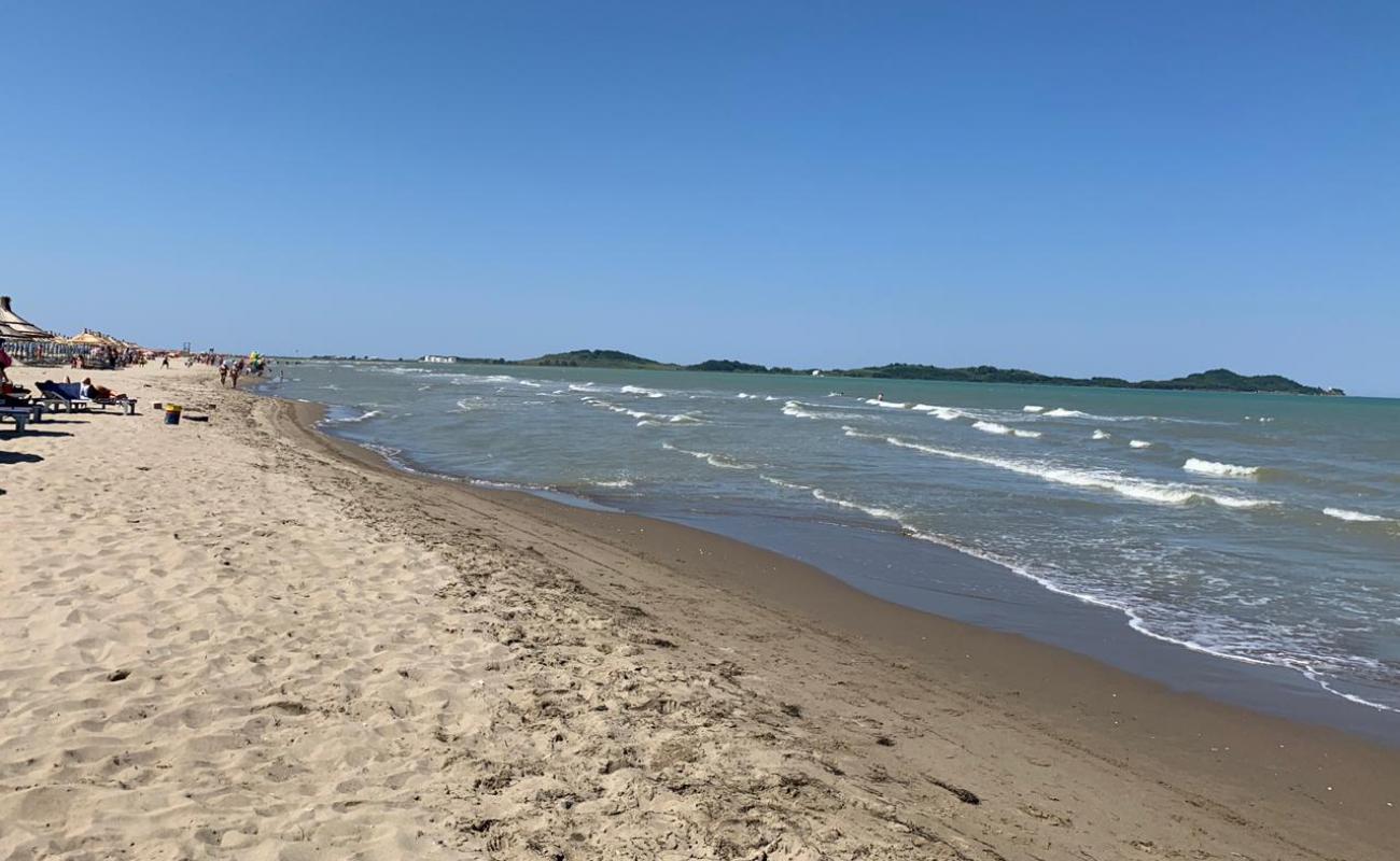 Photo de Cristal Rinia beach avec sable beige fin de surface