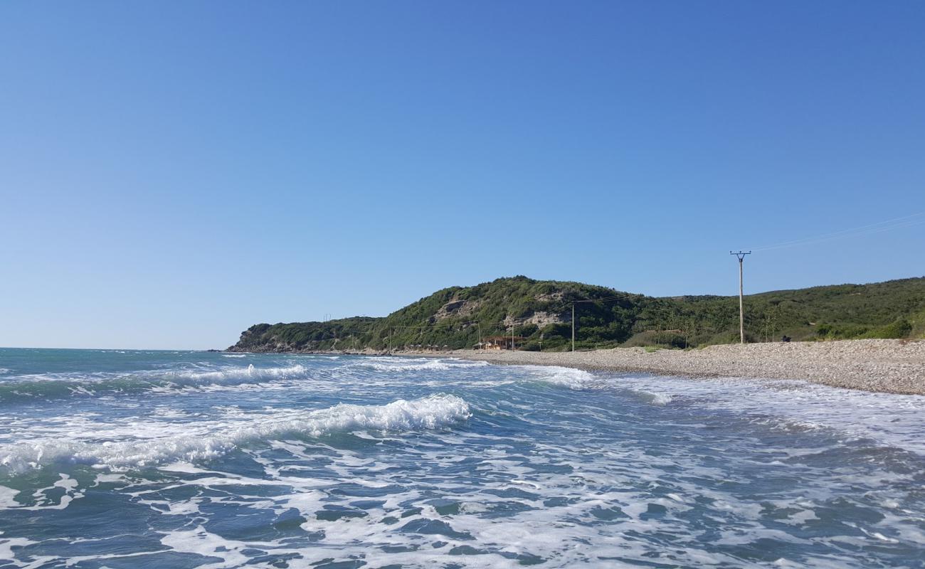 Photo de Gjeneralit II beach avec sable brun de surface