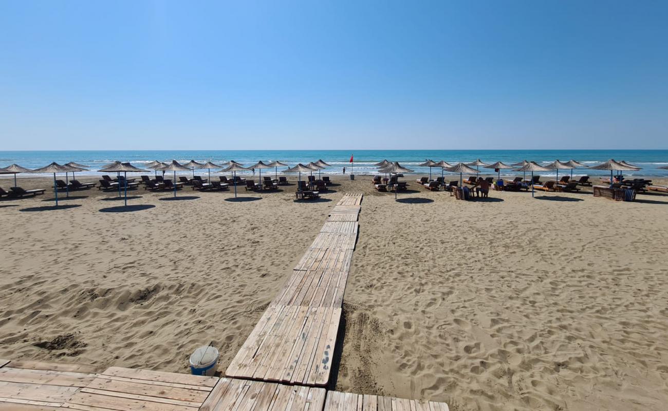 Photo de Semanit II beach avec sable gris de surface