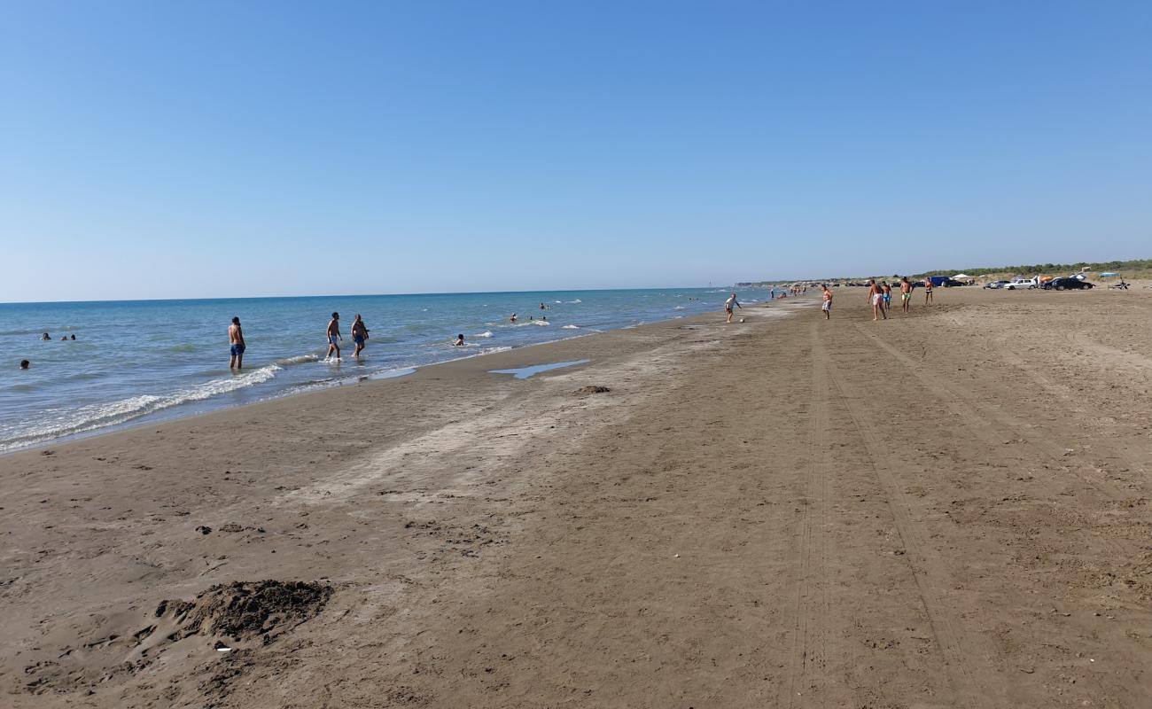 Photo de Semanit III beach avec sable brun de surface