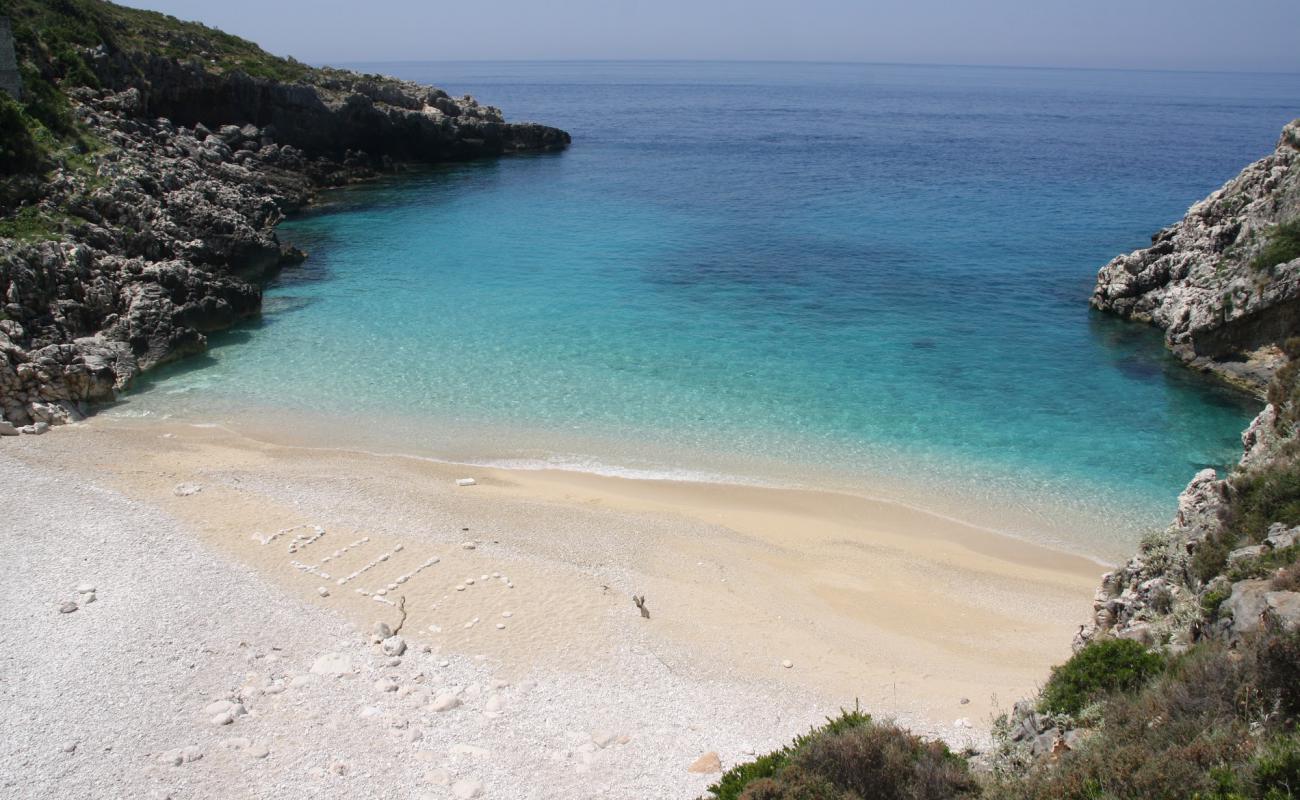 Photo de Shen Andreas Bay avec galets blancs de surface