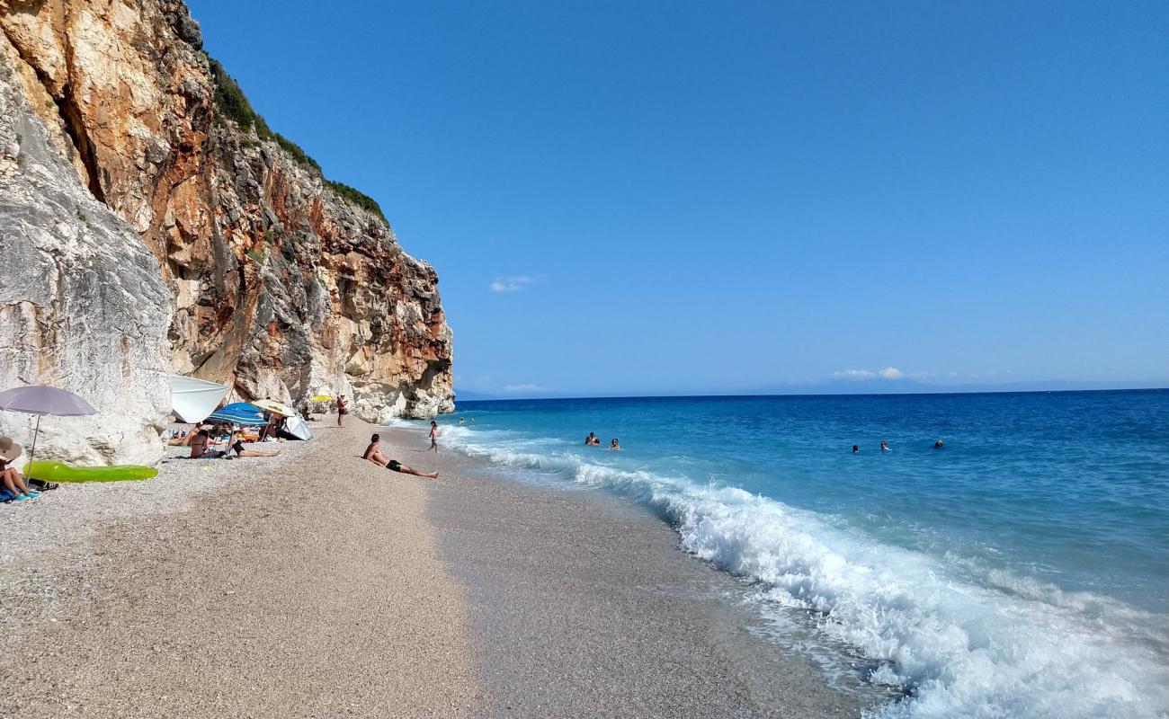 Photo de Plage de Gjipe avec caillou clair de surface