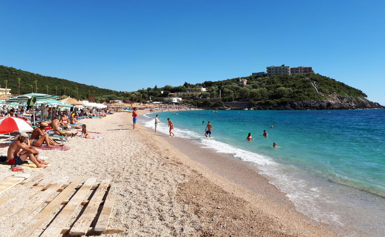 Photo de Plage de Jala avec caillou fin clair de surface