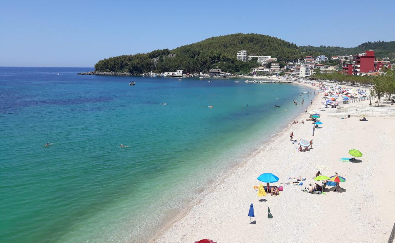 Photo de Himara Beach avec petits galets beige de surface