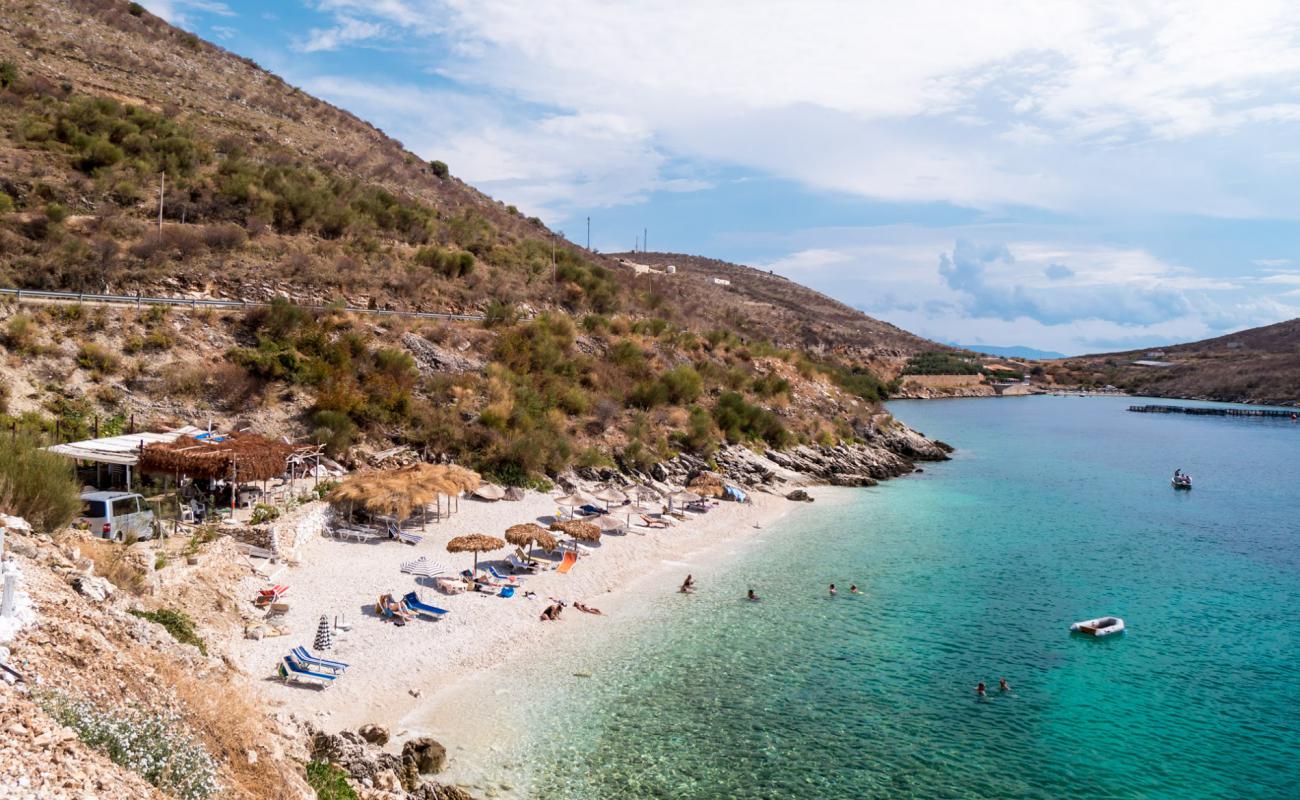 Photo de Porto Palermo beach avec galets blancs de surface