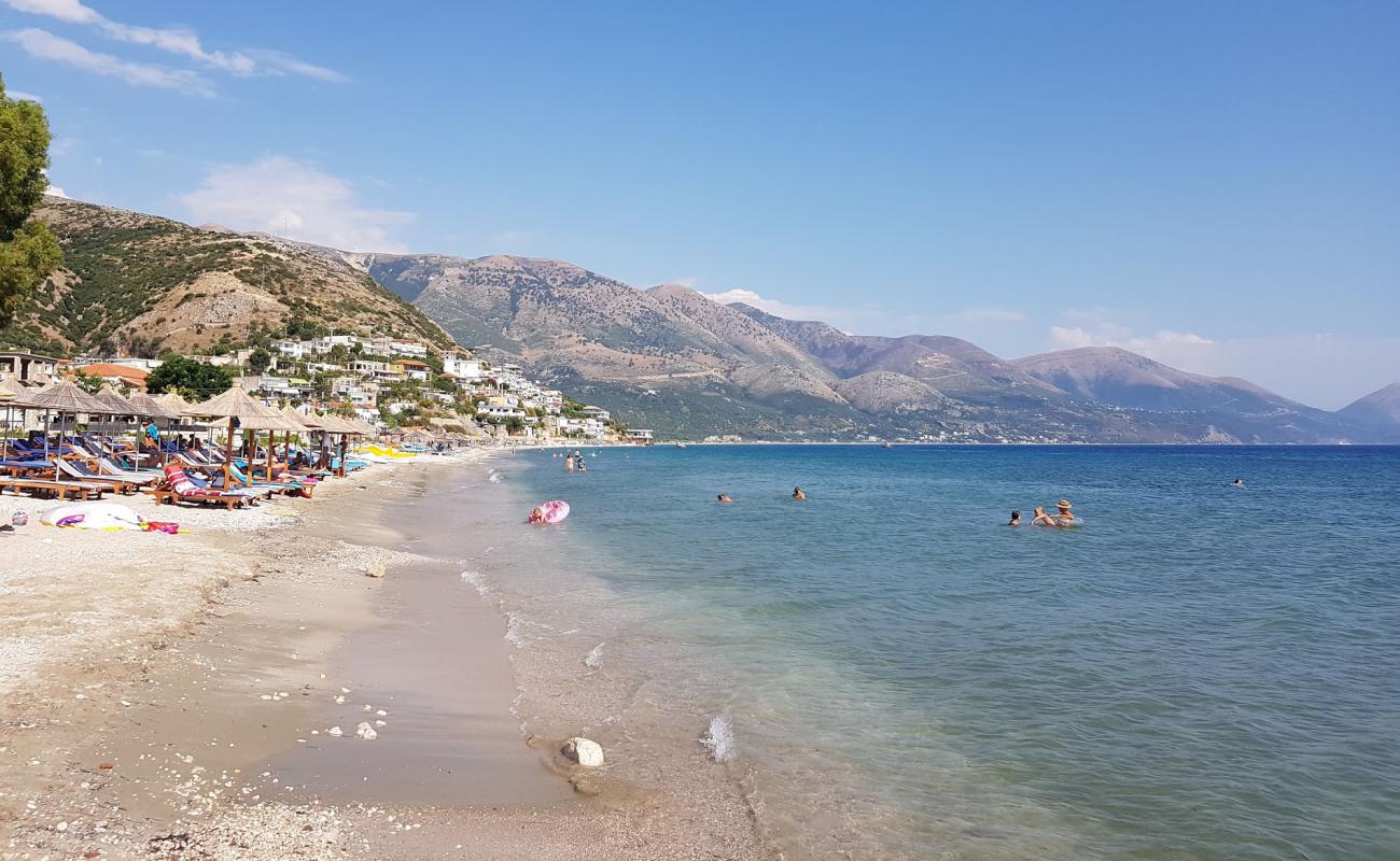 Photo de Qeparo beach avec sable beige & galets de surface