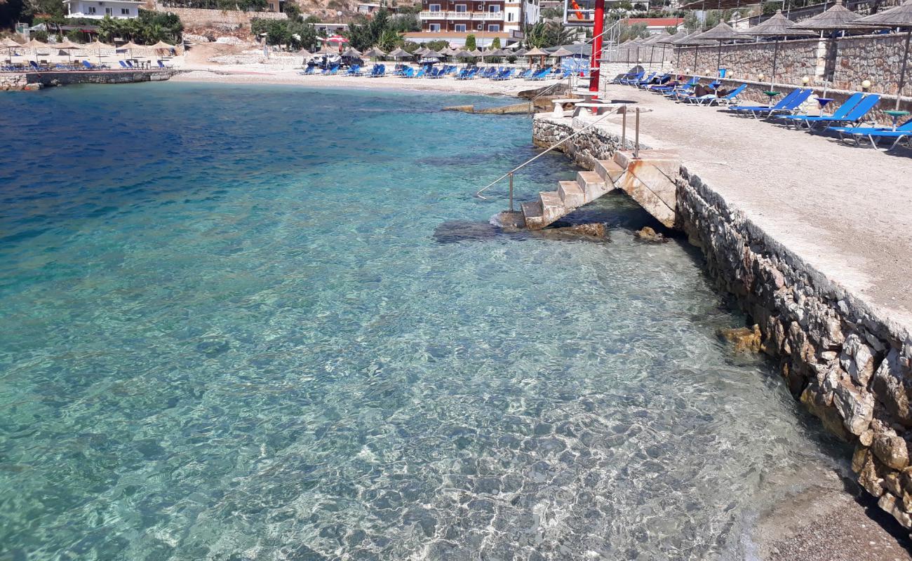 Photo de Saranda beach II avec sable clair avec caillou de surface