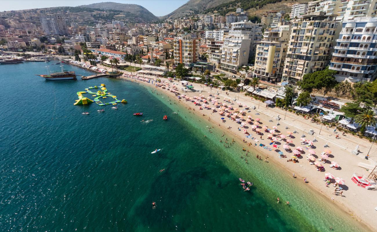 Photo de Saranda beach III protégé par des falaises