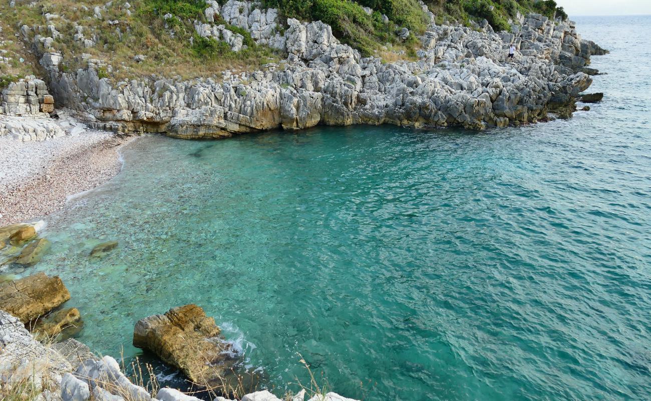 Photo de Denourek Beach avec caillou clair de surface