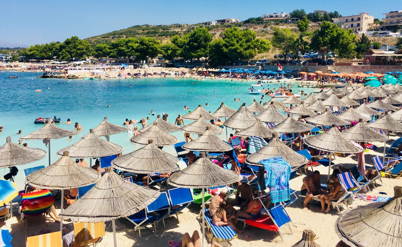 Photo de Plage de Ksamil avec caillou fin brun de surface