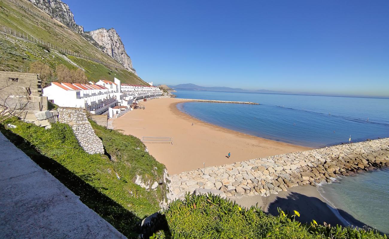 Photo de Plage de Sandy Bay avec sable beige fin de surface
