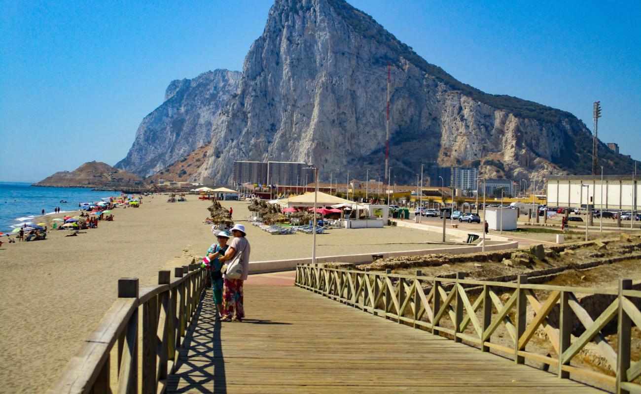 Photo de Eastern Beach, Gibraltar avec sable beige de surface