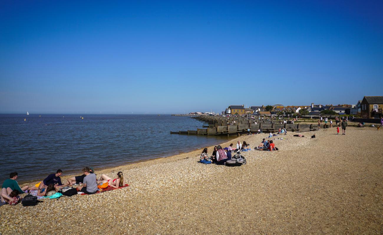 Photo de Plage de Whitstable avec galets beige de surface