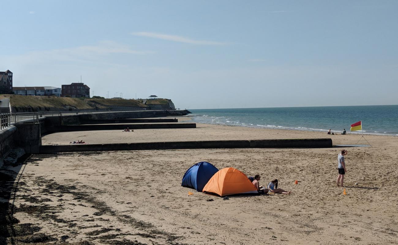 Photo de St. Mildred's Bay avec sable beige de surface