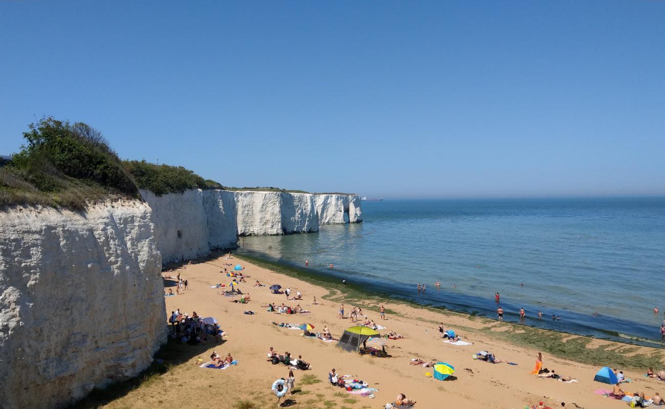 Photo de Kingsgate Bay beach avec sable beige de surface