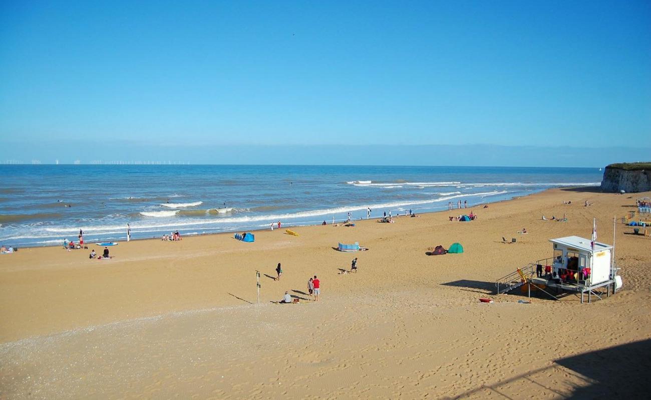 Photo de Joss Bay beach avec sable lumineux de surface