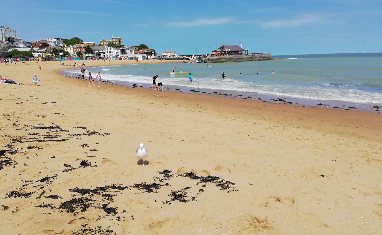 Photo de Viking Bay beach avec sable fin et lumineux de surface