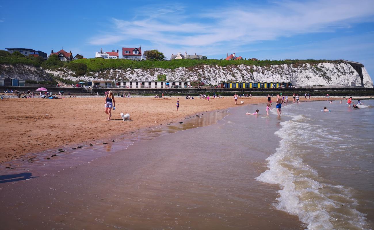 Photo de Dumpton Gap beach avec sable lumineux de surface