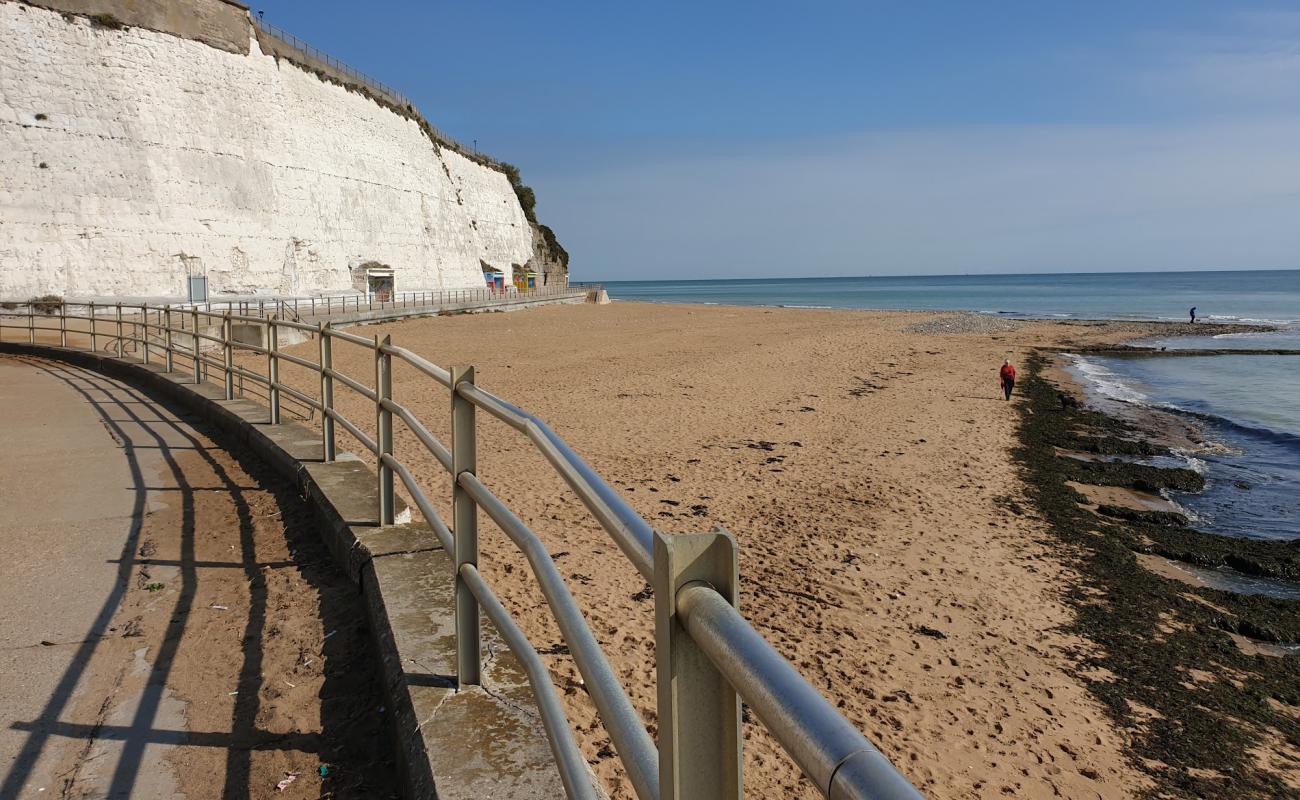 Photo de Ramsgate beach East avec sable lumineux de surface