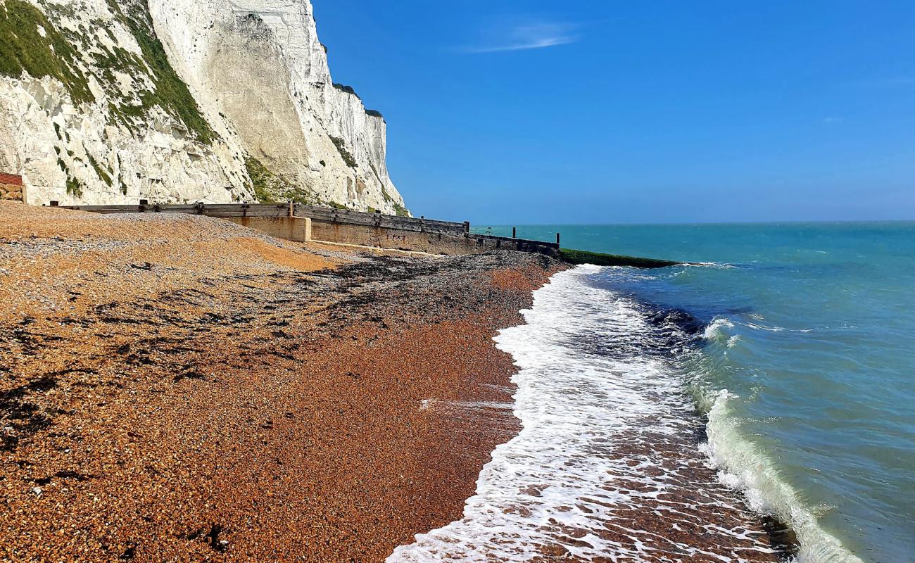 Photo de St Margaret's beach avec caillou fin clair de surface