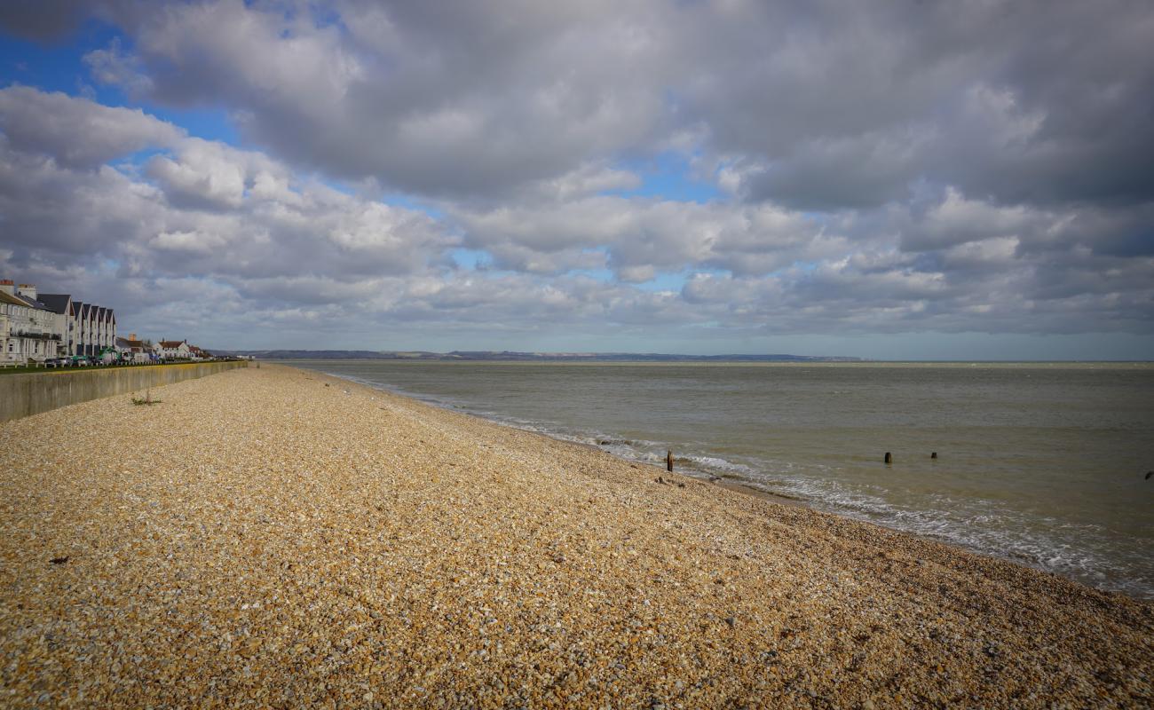 Photo de Greatstone beach II avec petits galets beige de surface