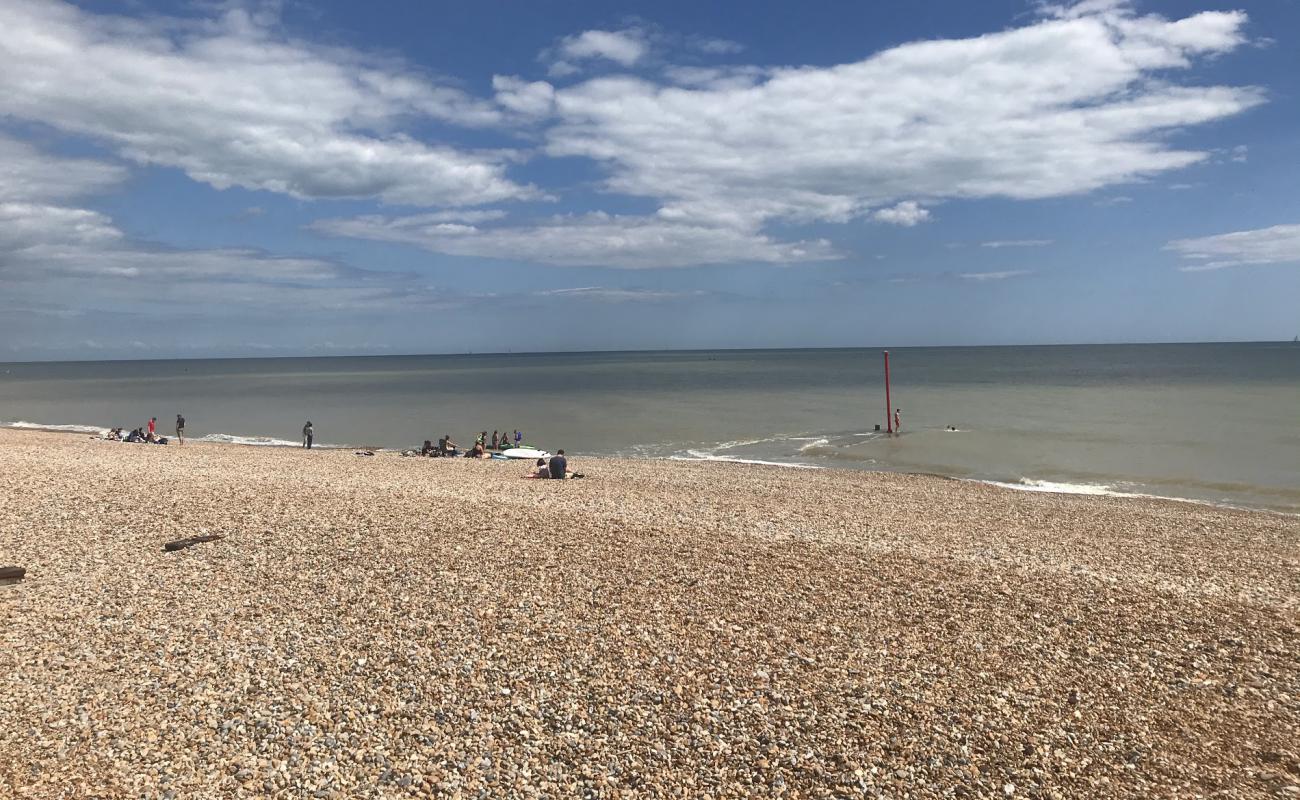 Photo de Plage de Bexhill avec petits galets beige de surface