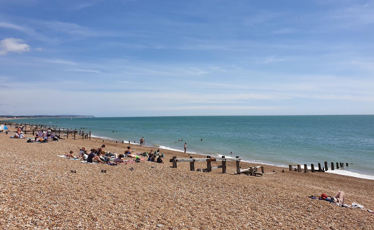 Photo de Pevensey Bay beach avec petits galets beige de surface