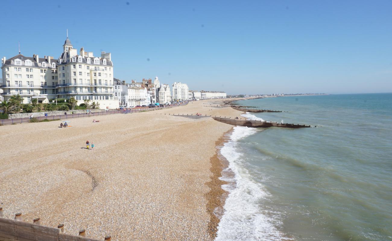 Photo de Plage d'Eastbourne avec caillou fin clair de surface