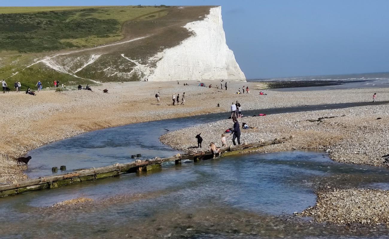 Photo de Cuckmere Haven avec galets beige de surface