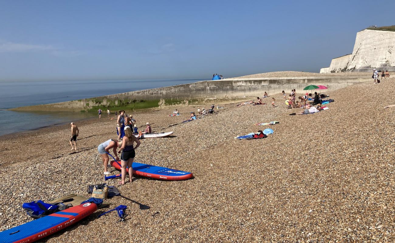 Photo de Plage de Saltdean avec petits galets beige de surface